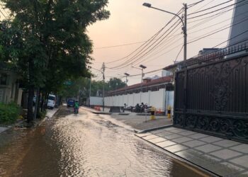 Jalan Hang Jebat Jaksel Tergenang 150 Meter, Pipa Diduga Bocor Tersenggol Proyek Trotoar