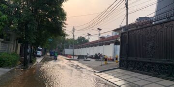 Jalan Hang Jebat Jaksel Tergenang 150 Meter, Pipa Diduga Bocor Tersenggol Proyek Trotoar