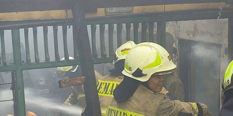 Dua Rumah di Semper Barat Jakut Terbakar, Kerugian Ditaksir Rp210 Juta 1 Dua Rumah di Semper Barat Jakut Terbakar, Kerugian Ditaksir Rp210 Juta