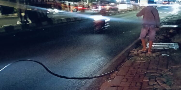 Pemotor di Tangsel Terjatuh, Leher Tersangkut Kabel Provider yang Melintang di Jalan 1 Pemotor di Tangsel Terjatuh, Leher Tersangkut Kabel Provider yang Melintang di Jalan