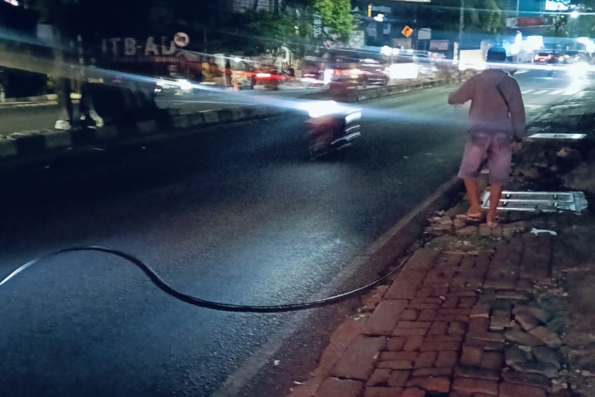 Pemotor di Tangsel Terjatuh, Leher Tersangkut Kabel Provider yang Melintang di Jalan