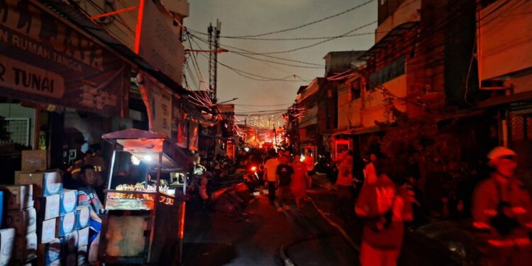 Kebakaran di Kramat Pulo Jakpus Hanguskan 50 Rumah, Tidak Ada Korban Jiwa 1 Kebakaran di Kramat Pulo Jakpus Hanguskan 50 Rumah, Tidak Ada Korban Jiwa