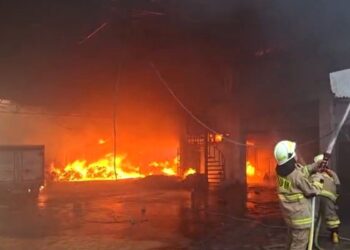 Gudang Distributor Minyak Goreng dan Sembako di Pulogadung Terbakar, 20 Mobil Damkar Dikerahkan