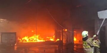 Gudang Distributor Minyak Goreng dan Sembako di Pulogadung Terbakar, 20 Mobil Damkar Dikerahkan