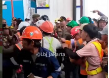 Viral Bentrokan Pekerja Proyek dan Satpol PP di Bulungan Jaksel, Ternyata Gara-Gara Parkir Liar