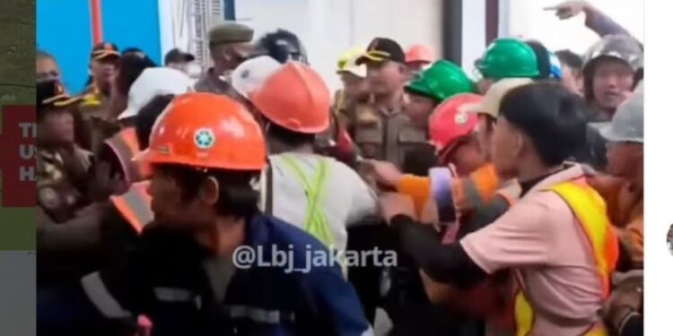 Viral Bentrokan Pekerja Proyek dan Satpol PP di Bulungan Jaksel, Ternyata Gara-Gara Parkir Liar