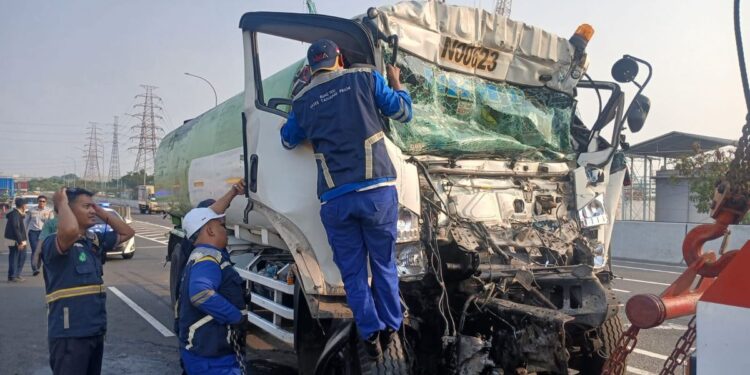 Diduga Microsleep, Sopir Truk Tangki Tewas Tabrak Trailer di Tol Cibitung-Cilincing