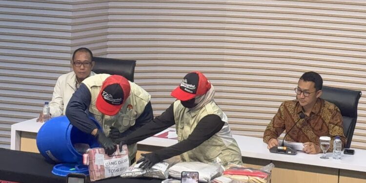 KPK Pamerkan Tong Biru Berisi Uang Rp 934 Juta Hasil Korupsi Bupati Klaten