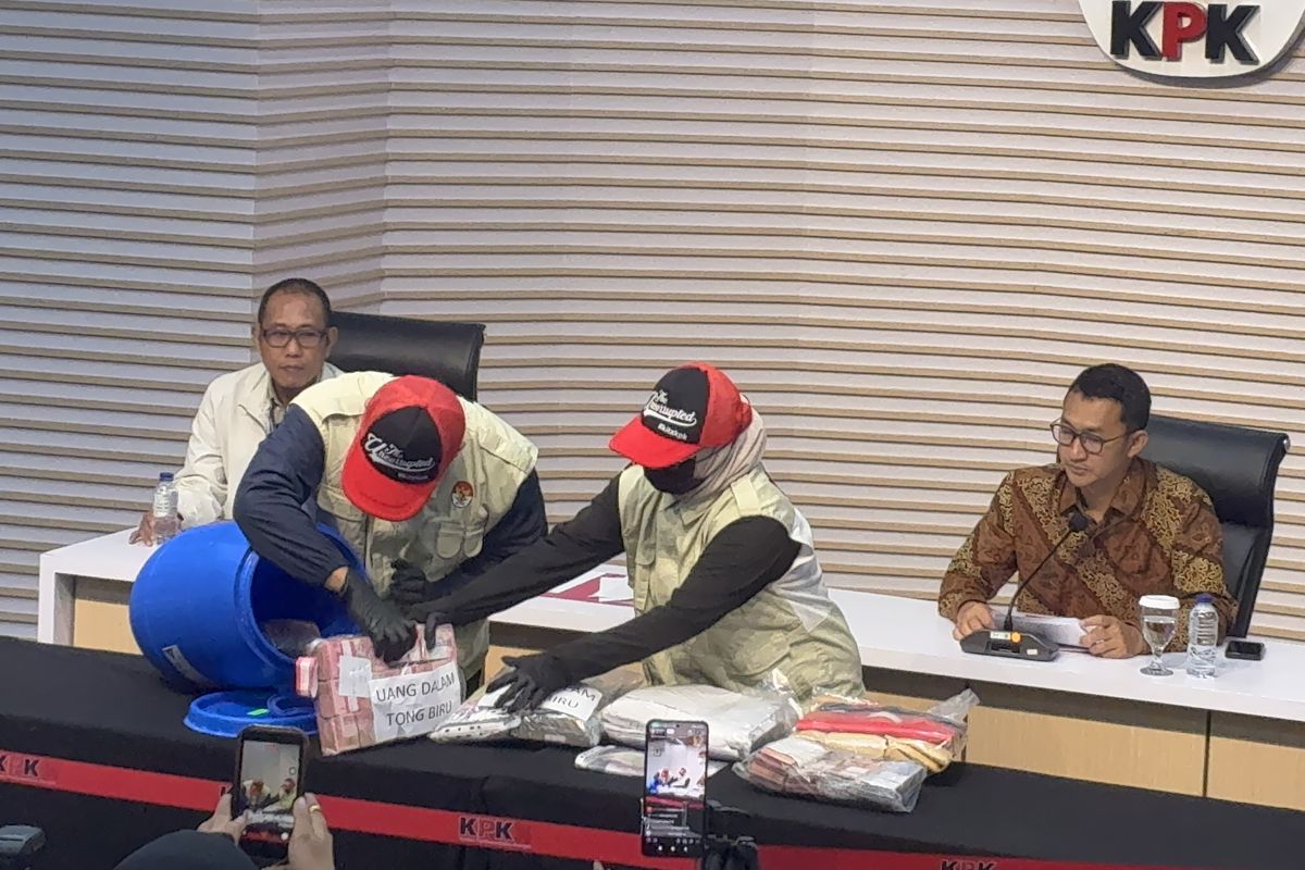 KPK Pamerkan Tong Biru Berisi Uang Rp 934 Juta Hasil Korupsi Bupati Klaten