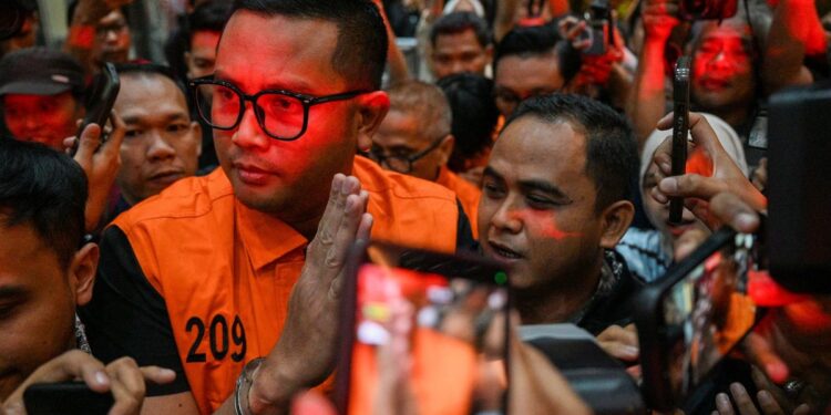 Kasus Suap dan Gratifikasi: KPK Geledah Rumah Dinas Bupati Klaten Nonaktif, Sita Uang hingga Perhiasan
