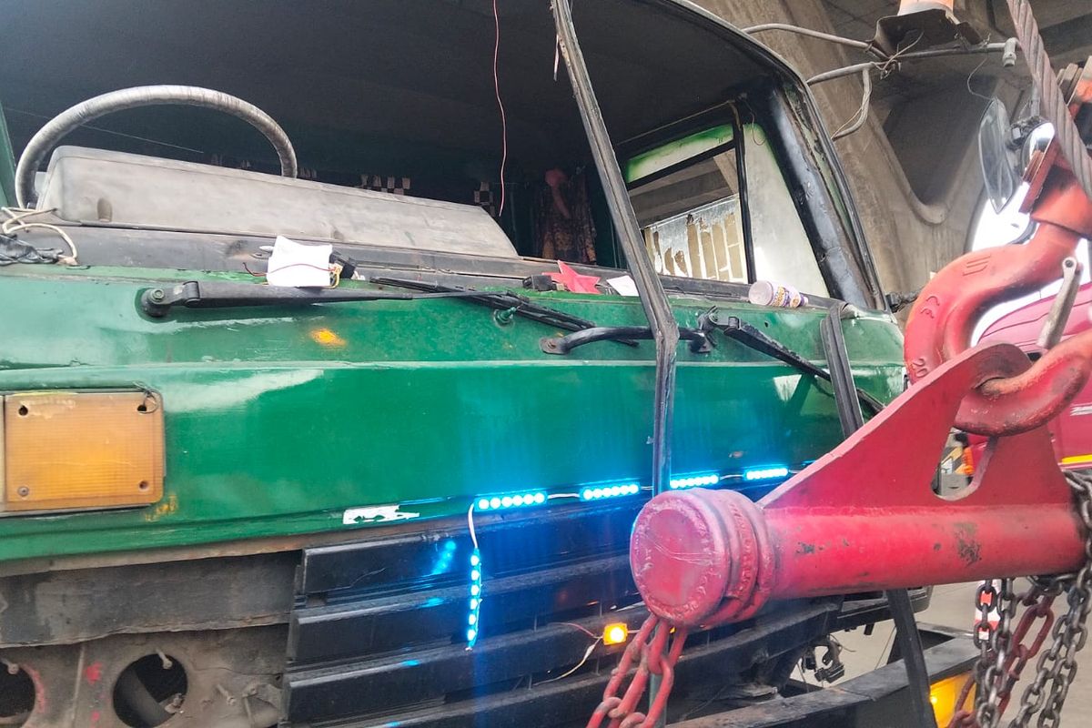 Kecelakaan Beruntun Tiga Truk Trailer di Depan GT Koja Barat, Kabin Ringsek dan Satu Sopir Dilarikan ke Rumah Sakit 3 Kecelakaan Beruntun Tiga Truk Trailer di Depan GT Koja Barat, Kabin Ringsek dan Satu Sopir Dilarikan ke Rumah Sakit