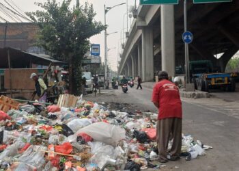 Tumpukan Sampah Meluber ke Jalan Raya Cilincing Koja, Diduga Akibat Dialihkan Saat TPS Kober Tutup