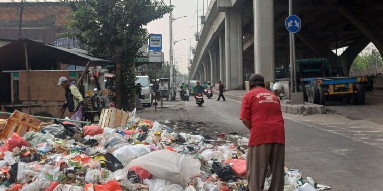 Tumpukan Sampah Meluber ke Jalan Raya Cilincing Koja, Diduga Akibat Dialihkan Saat TPS Kober Tutup