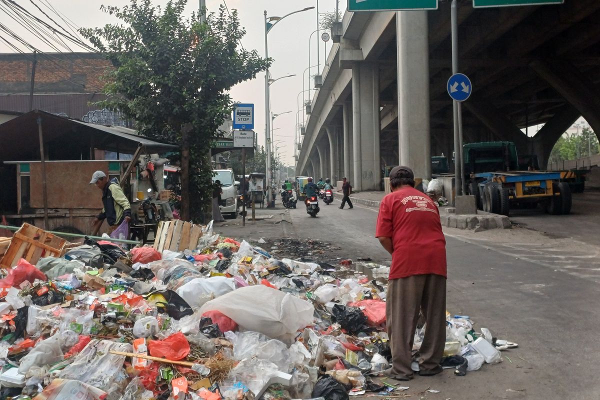 Tumpukan Sampah Meluber ke Jalan Raya Cilincing Koja, Diduga Akibat Dialihkan Saat TPS Kober Tutup 2 Tumpukan Sampah Meluber ke Jalan Raya Cilincing Koja, Diduga Akibat Dialihkan Saat TPS Kober Tutup