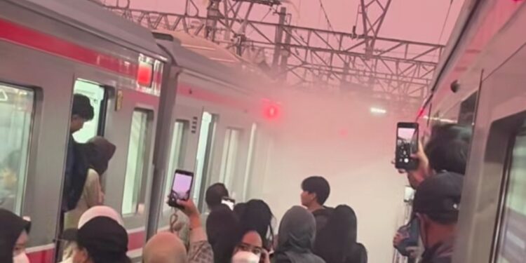 Pantograf Berpercikan Api di Stasiun Jakarta Kota, KAI Commuter Siapkan Rangkaian Pengganti 1 Pantograf Berpercikan Api di Stasiun Jakarta Kota, KAI Commuter Siapkan Rangkaian Pengganti