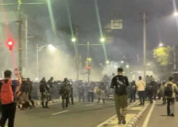 Massa Aksi Bubar Usai Tembakan Gas Air Mata di Jalan Imam Bonjol, Kapolda Metro Turun ke Lokasi 1 Massa Aksi Bubar Usai Tembakan Gas Air Mata di Jalan Imam Bonjol, Kapolda Metro Turun ke Lokasi