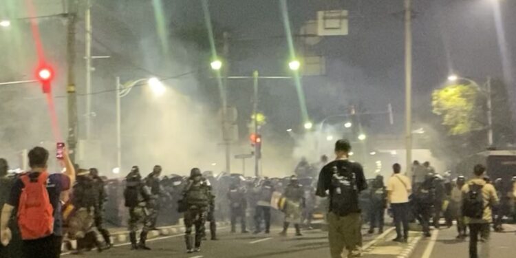 Massa Aksi Bubar Usai Tembakan Gas Air Mata di Jalan Imam Bonjol, Kapolda Metro Turun ke Lokasi