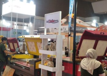 AJANG INTERNASIONAL: Sejumlah pengunjung berada di gerai-gerai peserta pameran internasional percetakan dan teknologi grafika ALLPrint Indonesia 2026 di JIExpo Kemayoran, Jakarta pada Rabu (7/10/2026). (FOTO: WAYTRI/KORANINDOPOS.COM)