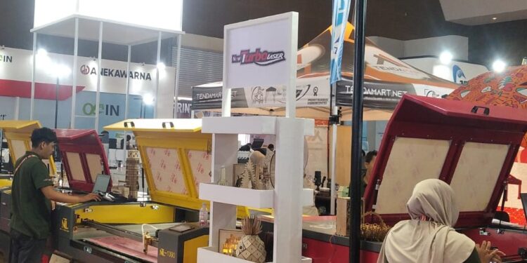 AJANG INTERNASIONAL: Sejumlah pengunjung berada di gerai-gerai peserta pameran internasional percetakan dan teknologi grafika ALLPrint Indonesia 2026 di JIExpo Kemayoran, Jakarta pada Rabu (7/10/2026). (FOTO: WAYTRI/KORANINDOPOS.COM)