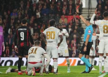 LAGA SENGIT: Penjaga gawang AC Milan Mike Maignan dijatuhi kartu merah dalam laga Liga Europa antara Bournemouth vs Milan di Bournemouth, Inggris pada Kamis (22/10/2026). (Foto: (c) AP Photo/Alastair Grant)