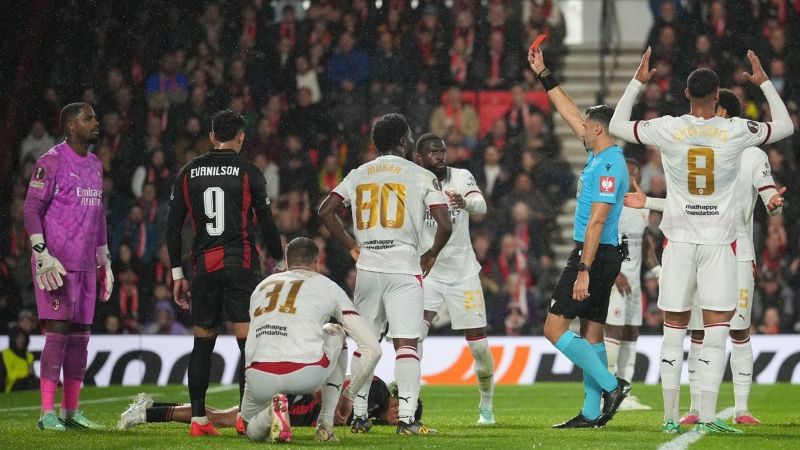 LAGA SENGIT: Penjaga gawang AC Milan Mike Maignan dijatuhi kartu merah dalam laga Liga Europa antara Bournemouth vs Milan di Bournemouth, Inggris pada Kamis (22/10/2026). (Foto: (c) AP Photo/Alastair Grant)