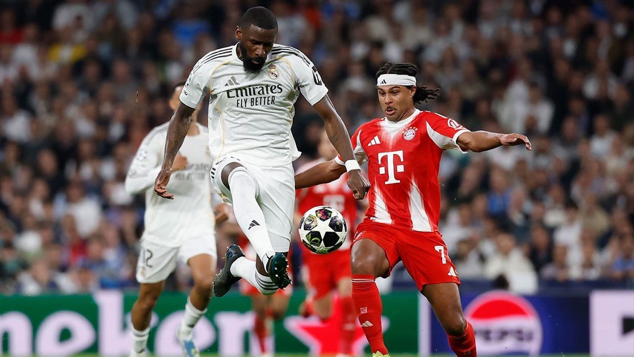Real Madrid Buang Antonio Rudiger di Musim 2027/2028 2 AKHIR KEBERSAMAAN: Perebutan bola antara bek Real Madrid, Antonio Rudiger, dengan winger Bayern Munchen, Serge Gnabry, di leg I perempat final Liga Champions, 8 April 2026. (Foto: (c) dok.Real Madrid FC)