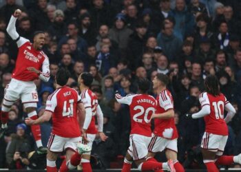 UNGGUL STARTING: Ezri Konsa merayakan golnya pada laga Arsenal lawan Everton di pekan ke-8 Premier League 2026/2027. (Foto: (c) AP Photo/Ian Walton)