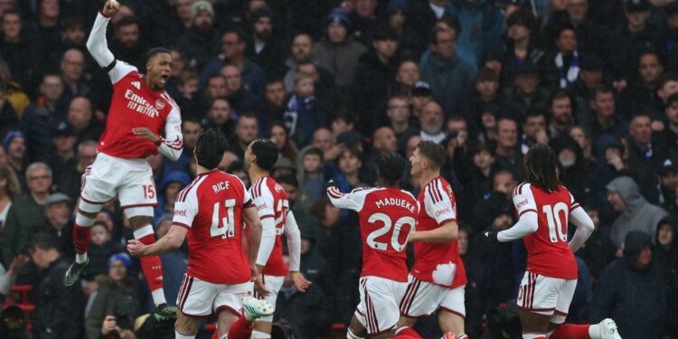 UNGGUL STARTING: Ezri Konsa merayakan golnya pada laga Arsenal lawan Everton di pekan ke-8 Premier League 2026/2027. (Foto: (c) AP Photo/Ian Walton)