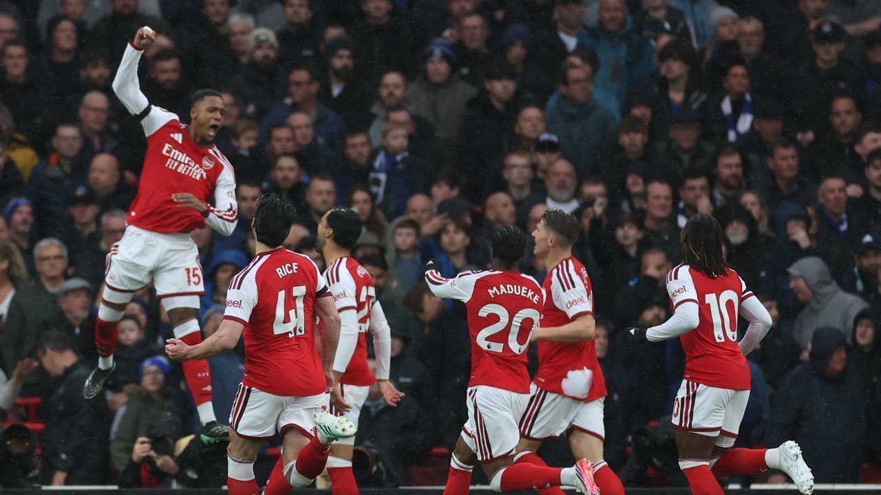 UNGGUL STARTING: Ezri Konsa merayakan golnya pada laga Arsenal lawan Everton di pekan ke-8 Premier League 2026/2027. (Foto: (c) AP Photo/Ian Walton)