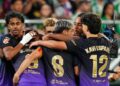RAYAKAN GOL: Para pemain Barcelona merayakan gol dalam pertandingan Liga Spanyol melawan Real Betis pada Sabtu (17/10/2026). (Foto: (c) AP Photo/Jose Breton)