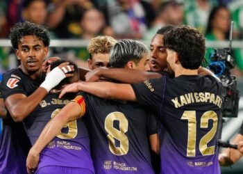RAYAKAN GOL: Para pemain Barcelona merayakan gol dalam pertandingan Liga Spanyol melawan Real Betis pada Sabtu (17/10/2026). (Foto: (c) AP Photo/Jose Breton)