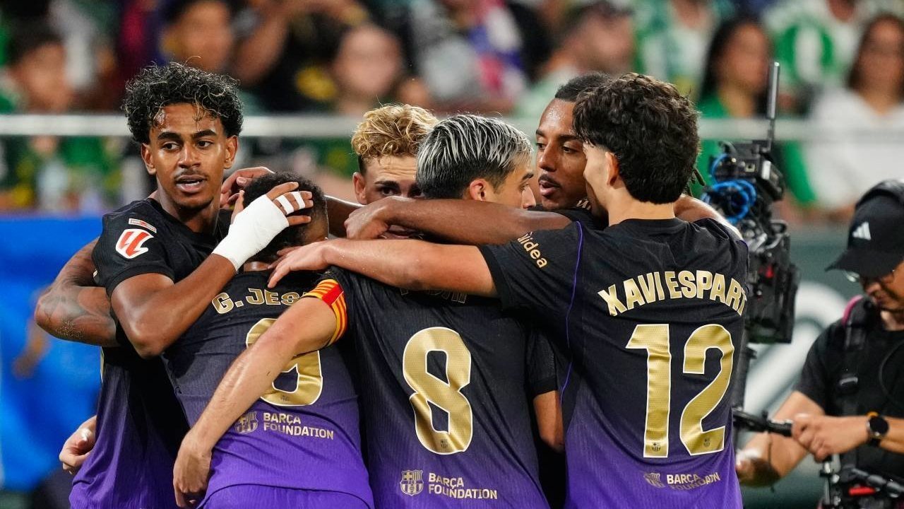 RAYAKAN GOL: Para pemain Barcelona merayakan gol dalam pertandingan Liga Spanyol melawan Real Betis pada Sabtu (17/10/2026). (Foto: (c) AP Photo/Jose Breton)