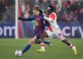 COME BACK: Frenkie de Jong (kiri) dikawal oleh David Moses dalam laga Liga Champions antara Slavia Praha vs Barcelona di Fortuna Arena pada 22 Januari 2026. (Foto: (c) AP Photo/Petr David Josek)