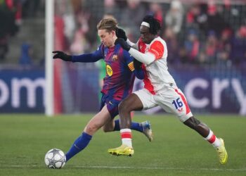 COME BACK: Frenkie de Jong (kiri) dikawal oleh David Moses dalam laga Liga Champions antara Slavia Praha vs Barcelona di Fortuna Arena pada 22 Januari 2026. (Foto: (c) AP Photo/Petr David Josek)