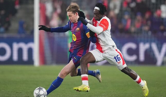 Frenkie De Jong Perkuat Barcelona Jelang Lawatan Ke Real Betis 1 COME BACK: Frenkie de Jong (kiri) dikawal oleh David Moses dalam laga Liga Champions antara Slavia Praha vs Barcelona di Fortuna Arena pada 22 Januari 2026. (Foto: (c) AP Photo/Petr David Josek)