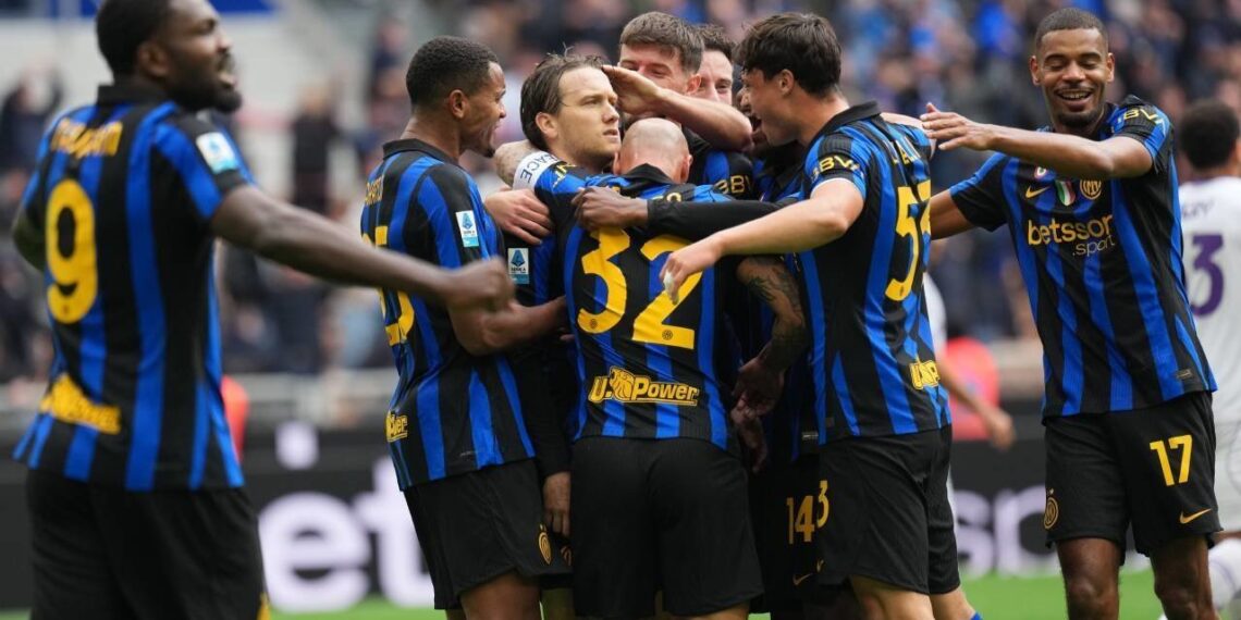 AMANKAN POIN: Pemain Inter Milan merayakan gol Piotr Zielinski dalam pertandingan Serie A melawan Fiorentina pada Minggu (25/10/2026). (Foto: (c) AP Photo/Antonio Calanni)