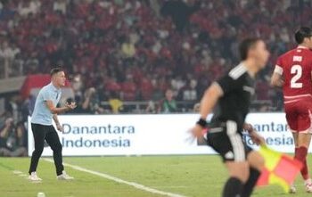 ATUR STRATEGI: Aksi John Herdman di pinggir lapangan mengatur strategis skuad Garuda pada laga FIFA ASEAN Cup 2026 melawan Thailand. (Foto: (c) Budy Santoso)