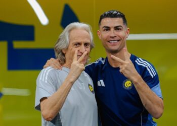 POLEMIK MERUNCING: Jorge Jesus berpose dengan Cristiano Ronaldo. (Foto: (c) Al Nassr Official)