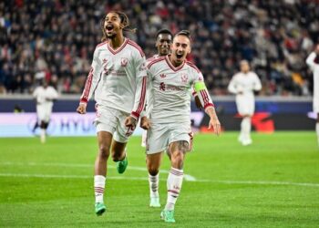 AKSI SELEBRASI: Pemain Liverpool Bradley Barcola (kiri) merayakan gol dalam pertandingan Liga Champions melawan LASK pada Rabu (14/10/2026). (Foto: (c) AP Photo/Denes Erdos)