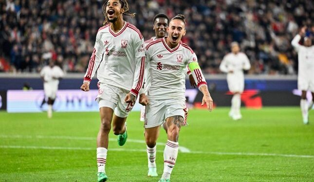 AKSI SELEBRASI: Pemain Liverpool Bradley Barcola (kiri) merayakan gol dalam pertandingan Liga Champions melawan LASK pada Rabu (14/10/2026). (Foto: (c) AP Photo/Denes Erdos)
