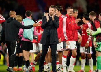 PERFORMA TURUN: Pelatih Manchester United Michael Carrick bertepuk tangan setelah timnya menang dalam pertandingan Liga Champions kontra Sabah FK pada Jumat (11/9/2026). (Foto: (c) AP Photo/Dave Thompson)