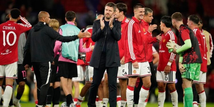 PERFORMA TURUN: Pelatih Manchester United Michael Carrick bertepuk tangan setelah timnya menang dalam pertandingan Liga Champions kontra Sabah FK pada Jumat (11/9/2026). (Foto: (c) AP Photo/Dave Thompson)