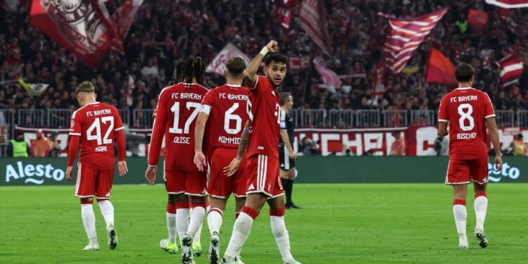 LAWAN KUAT: Pemain Bayern Munchen Luis Daz merayakan gol dalam laga Bundesliga antara Bayern vs Leipzig di Munchen, Jerman pada Sabtu (17/10/2026). (Foto: (c) Karl-Josef Hildenbrand/dpa via AP)