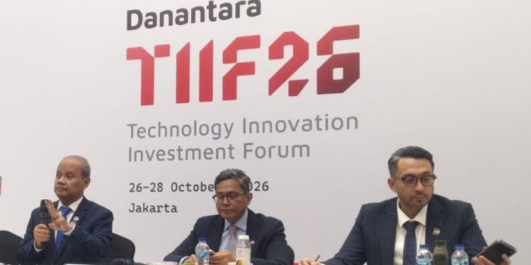 EVENT PERDANA: Dari kiri, Managing Director, Strategic Technology Initiatives Ricardo Irwan Rei, Chief Technology Officer Sigit Puji Santosa, dan Managing Director Pahala Nugraha Mansury dalam konferensi pers menjelang pelaksanaan Danantara Technology Innovation Investment Forum (DTIIF) 2026. (FOTO: WAYTRI/KORANINDOPOS.COM)