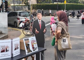 Tingkatkan Literasi Publik, Komunitas Melek Politik Bagikan Buku Gagasan Presiden di CFD Bundaran HI