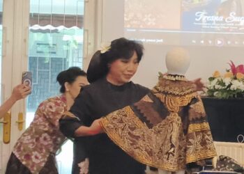 Kebaya Menari dan Anne Avantie Bawa Pesan Perdamaian ke Praha