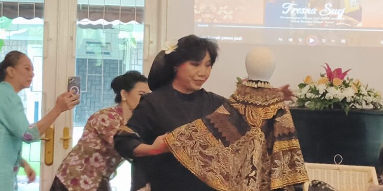 Kebaya Menari dan Anne Avantie Bawa Pesan Perdamaian ke Praha