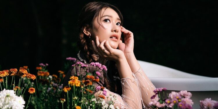 Menatap Fase 'Almost-Love', Amanda Caesa Rilis EP Baru 1 Menatap Fase ‘Almost-Love’, Amanda Caesa Rilis EP Baru