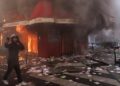 KERICUHAN DI PRANCIS: Demonstran menerobos balai kota Marseille dan kantor Wali Kota Lille. Sementara kantor pariwisata di Lyon dibakar dalam demo biaya hidup di Prancis. (Foto: AFP/KIRAN RIDLEY)