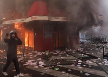 KERICUHAN DI PRANCIS: Demonstran menerobos balai kota Marseille dan kantor Wali Kota Lille. Sementara kantor pariwisata di Lyon dibakar dalam demo biaya hidup di Prancis. (Foto: AFP/KIRAN RIDLEY)